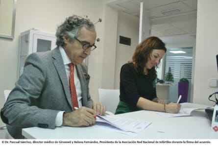 Representantes firmando acuerdo de colaboración ginemed